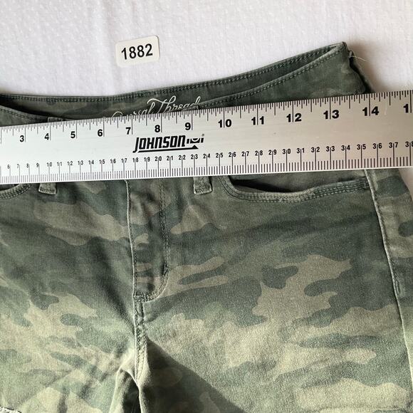 Universal Thread Women’s Frayed Denim Shorts size 0/25, Camo Green - Picture 2 of 10